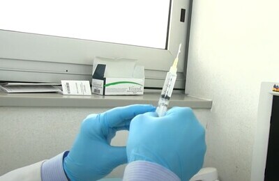 Проведение кодирования Вивитролом в Могоче Шприц с Вивитролом в руках у врача